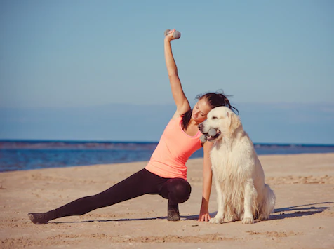 锻炼，蹲，与宠物锻炼，用狗锻炼